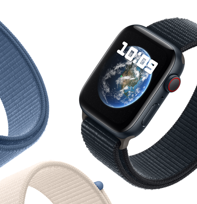 Gezegenimiz Dünya’nın gösterildiği Astronomi duvar kağıdının yer aldığı Apple Watch SE ve Spor Loop kordon