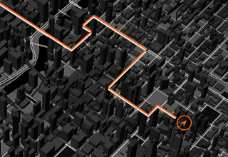 Yoğun şehir ortamında öne çıkarılan bir rotanın olduğu harita ile hassas GPS özellikleri gösteriliyor