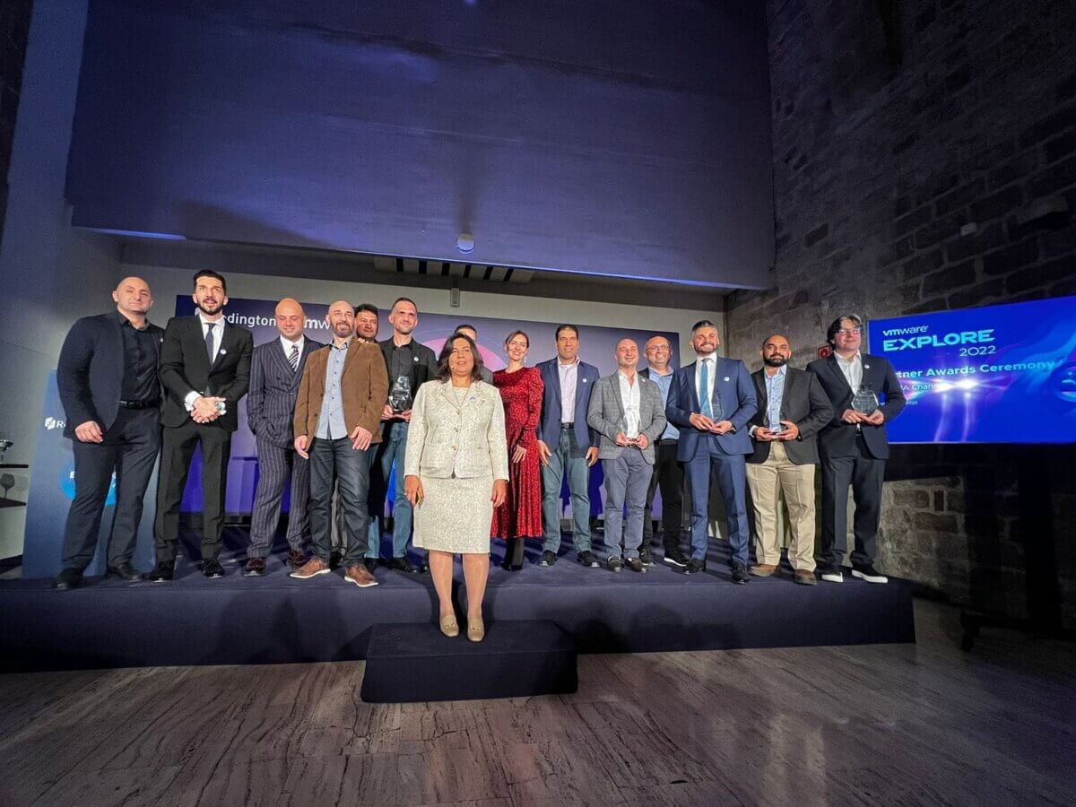 Metna VMware Yılın METNA Solution Partneri Ödülü Data Market'in! :: Data Market